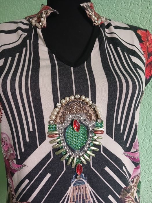 Футболка з брошкою