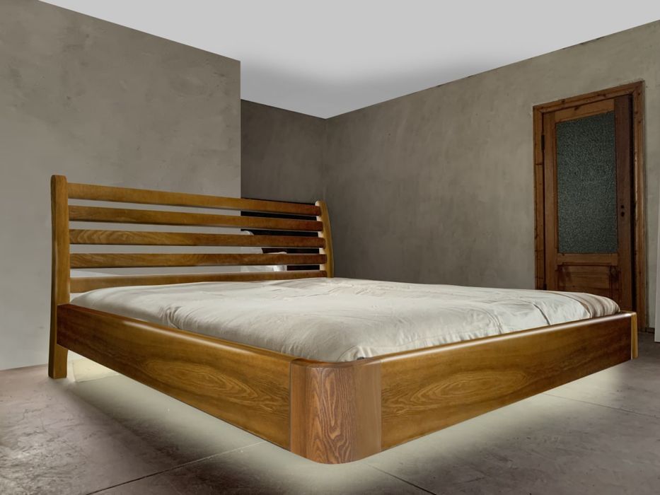 Ліжко яке веситьв повітрі