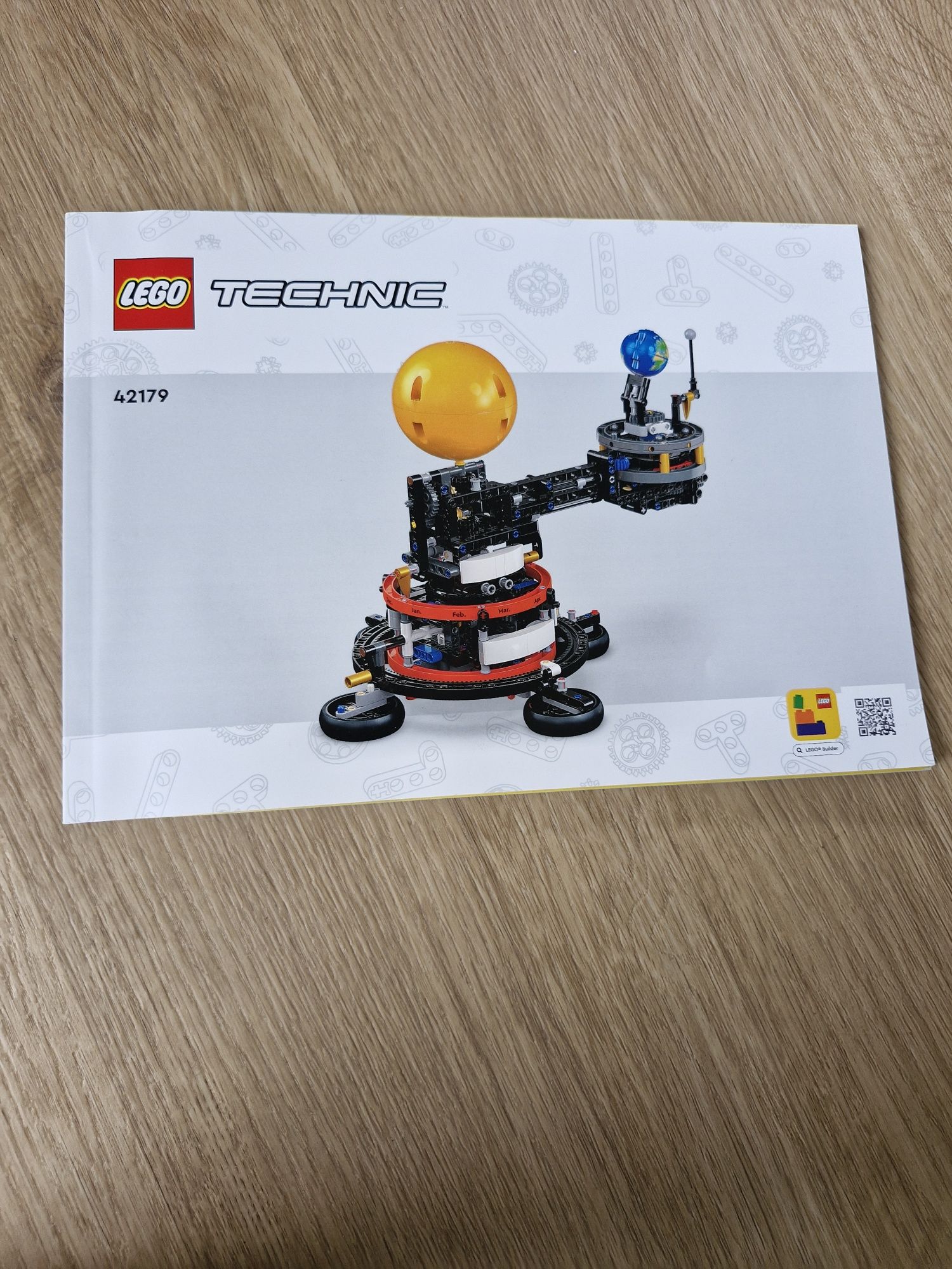 LEGO 42179. Planeta Ziemia i Księżyc na orbicie.