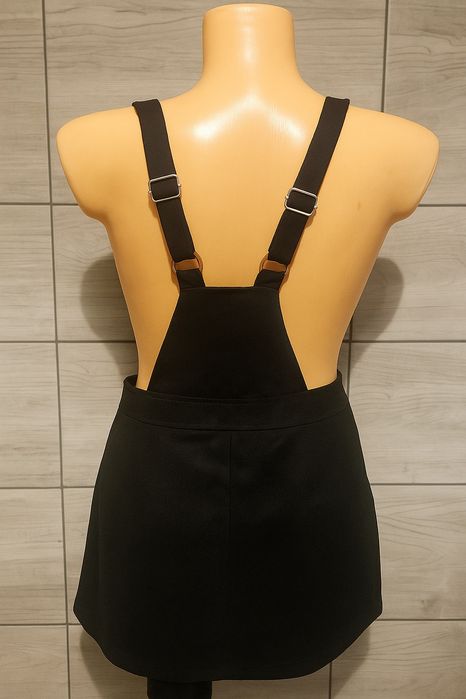 Czarna sukienka ogrodniczka z zamkiem • zamszowy materiał • rozmiar S