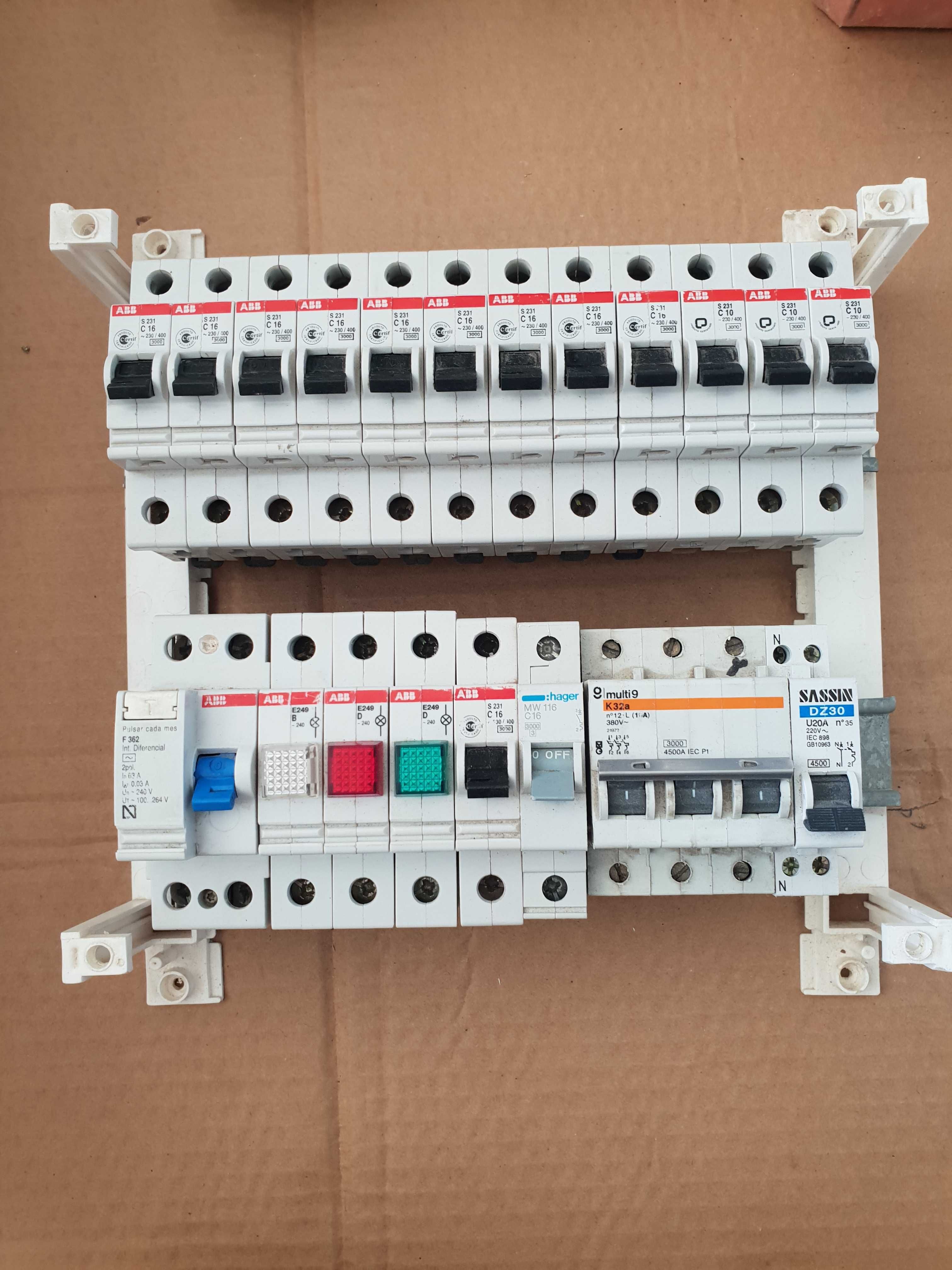 Quadro  com disjuntores diferenciais