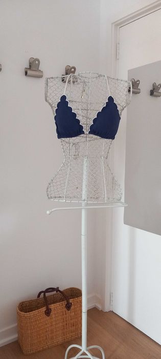 Top de biquini azul marinho bordas recortadas (scalloped)