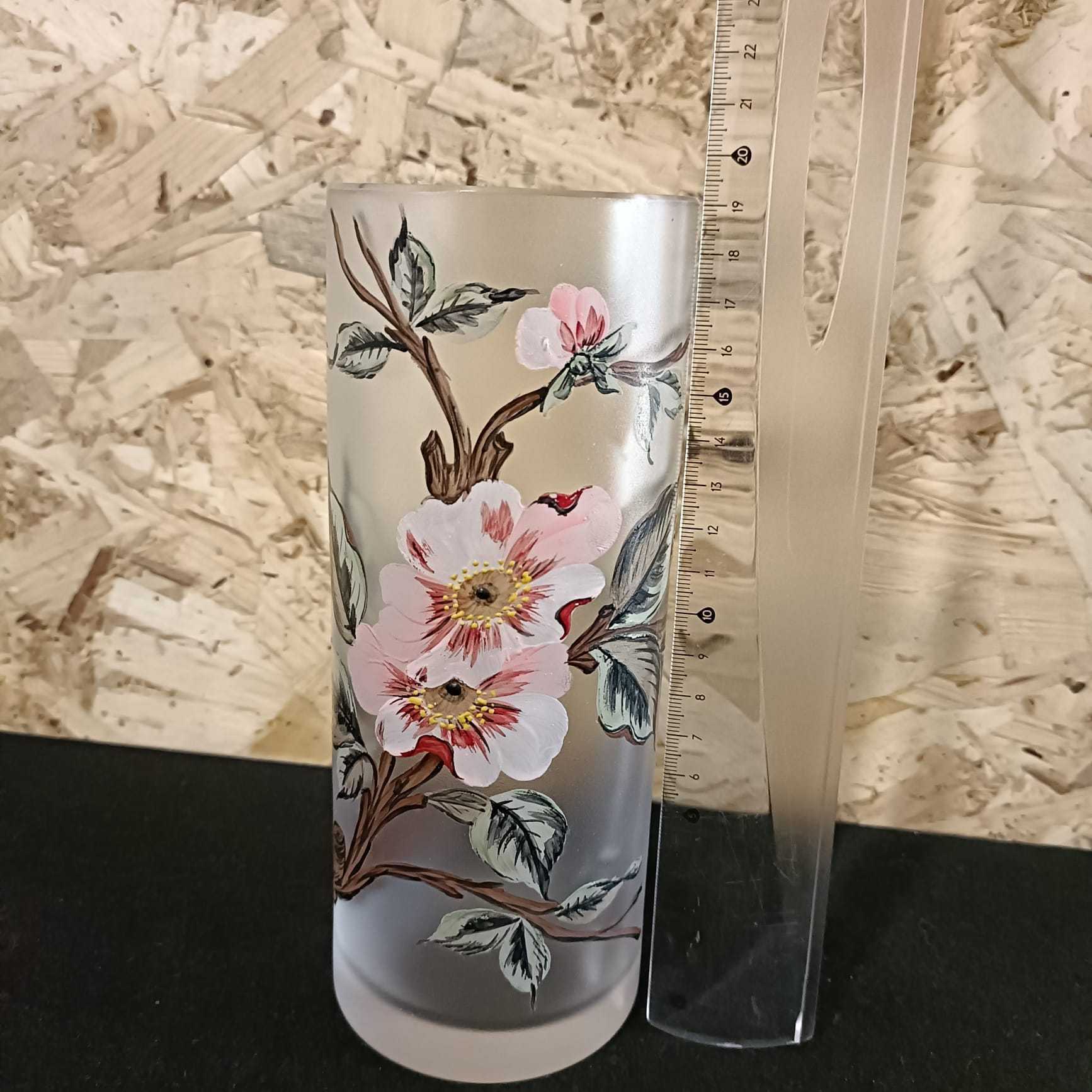 Vaso com vidro fosco e arte em flores pintado a mão.