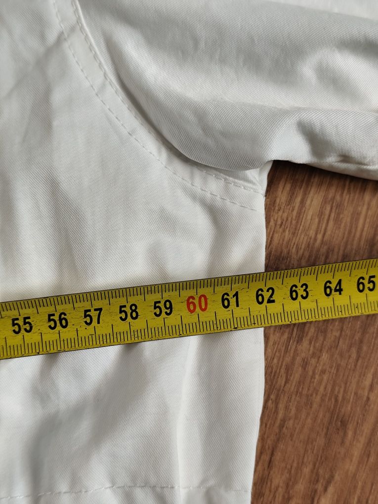 Biała kurtka z naszywkami oversize