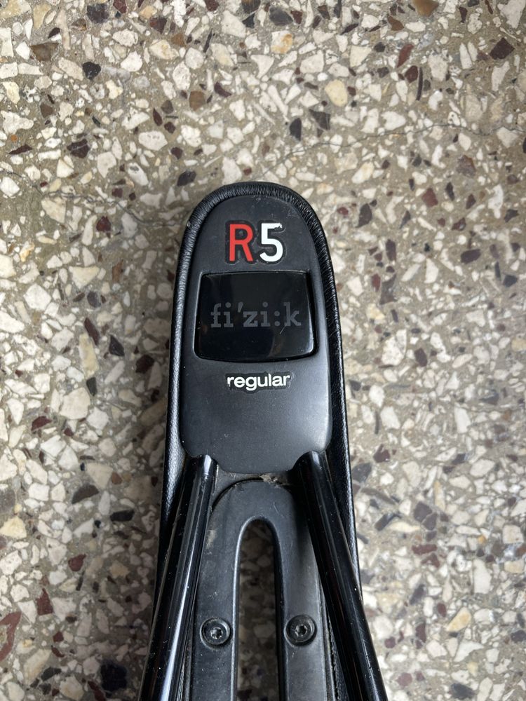 Fizik Luce R5 regular 142 mm. Siodełko damskie szosowe.