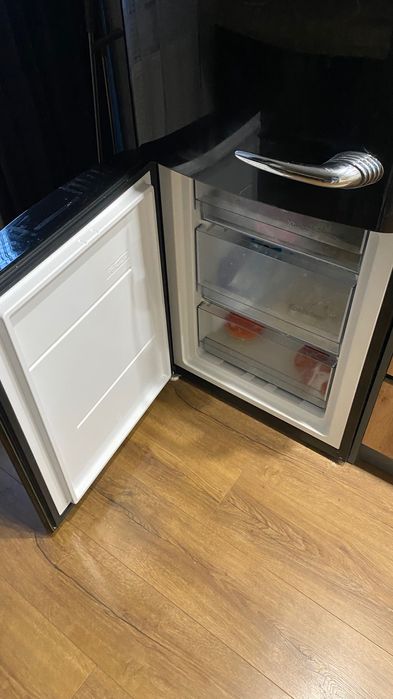 Холодильник чорний