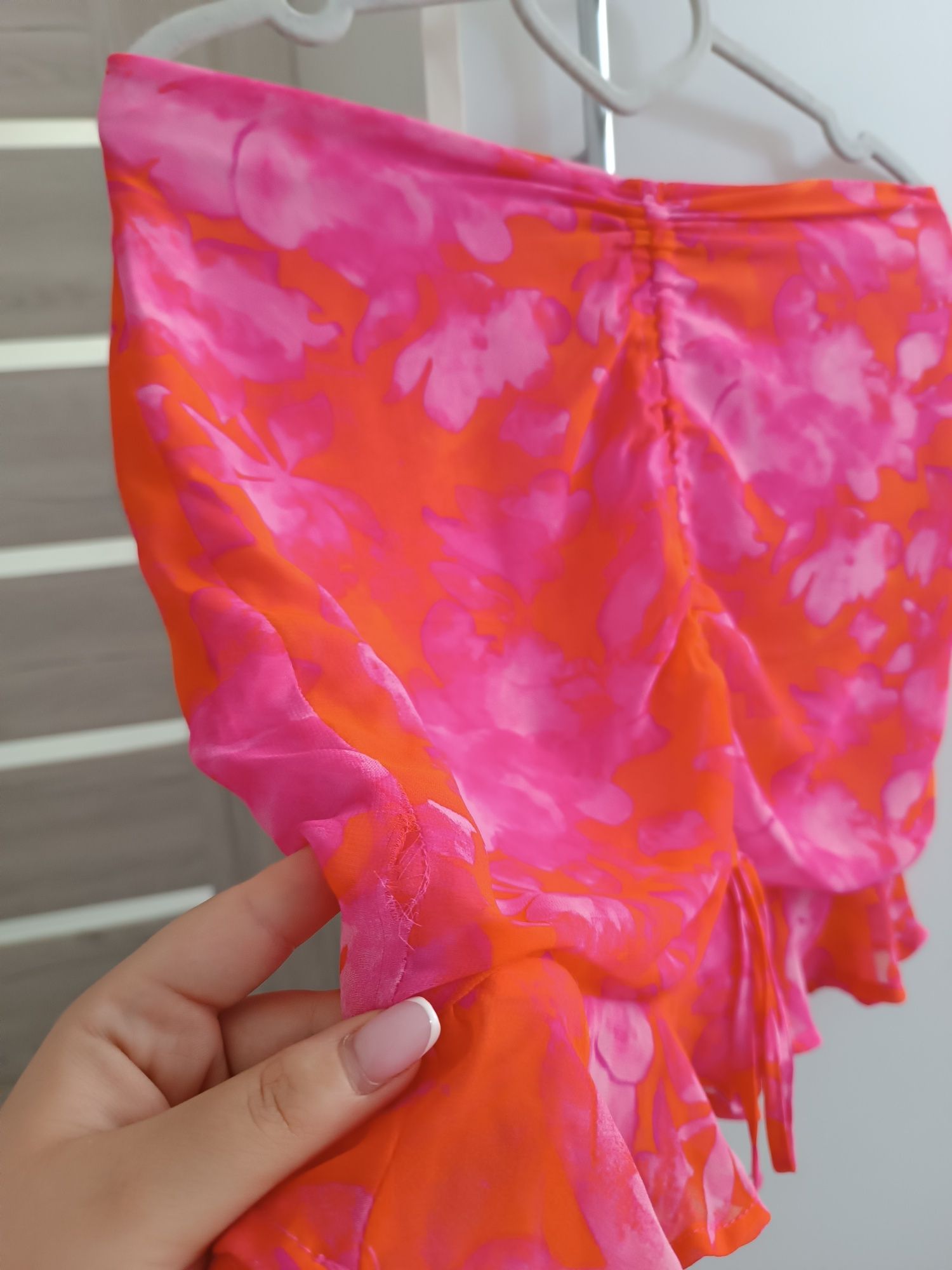 Piękna spódnica mini z falbankami i wiązaniem w kwiaty Sinsay (M/38)