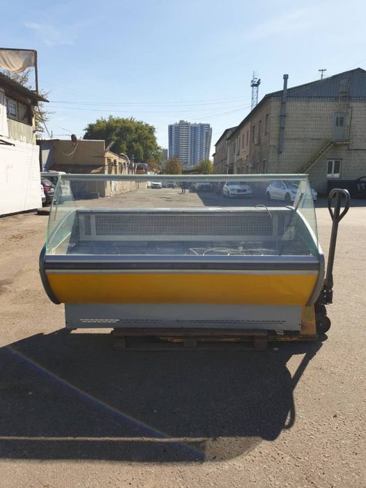 Холодильна вітрина 2м. бу