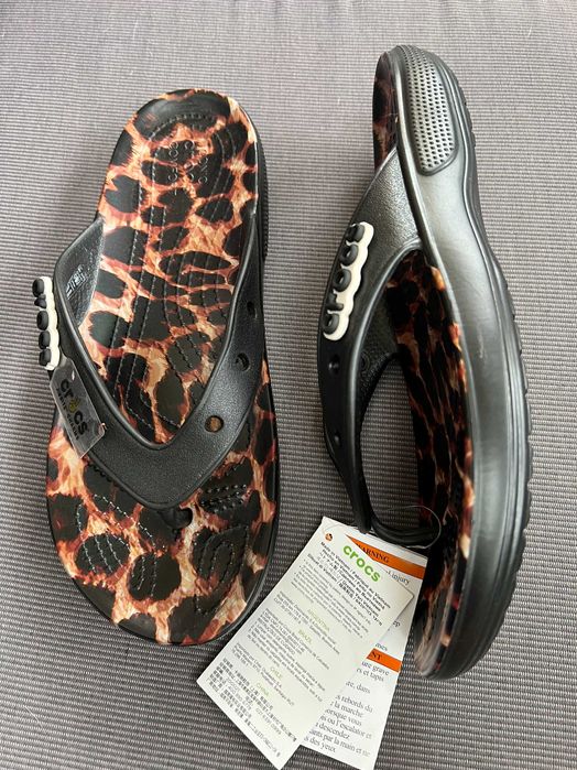 crocs flip japonki w10 roz 41/42 26,5 cm czarne panterka