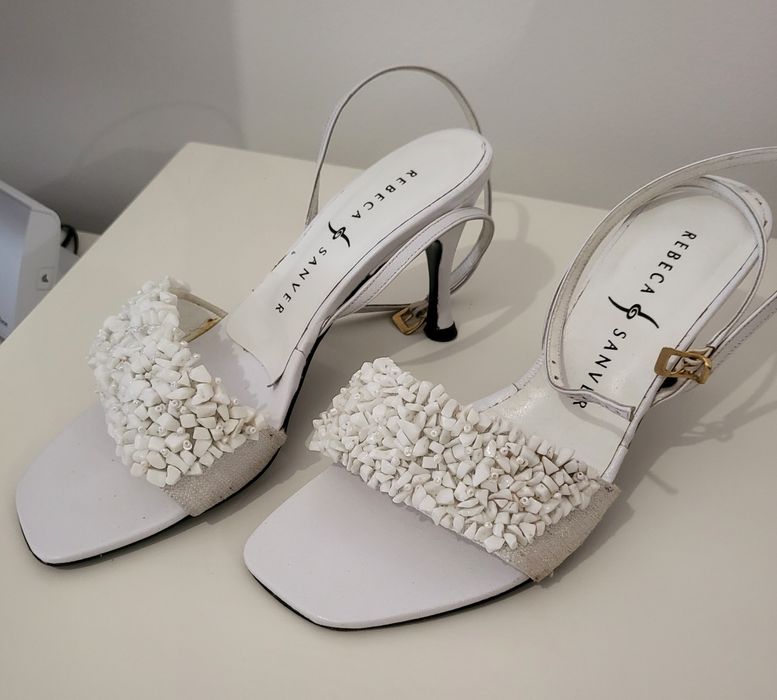 Sandálias brancas de cerimónia
