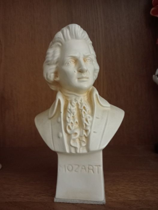 Busto Mozart de cor creme