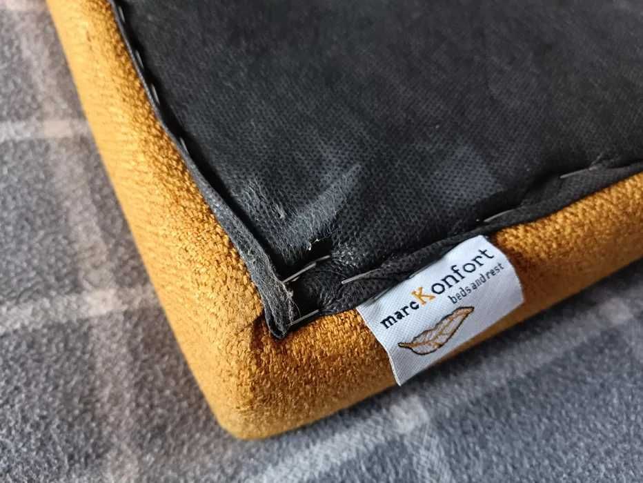 Cabeceira de cama amarela mostarda com tachas