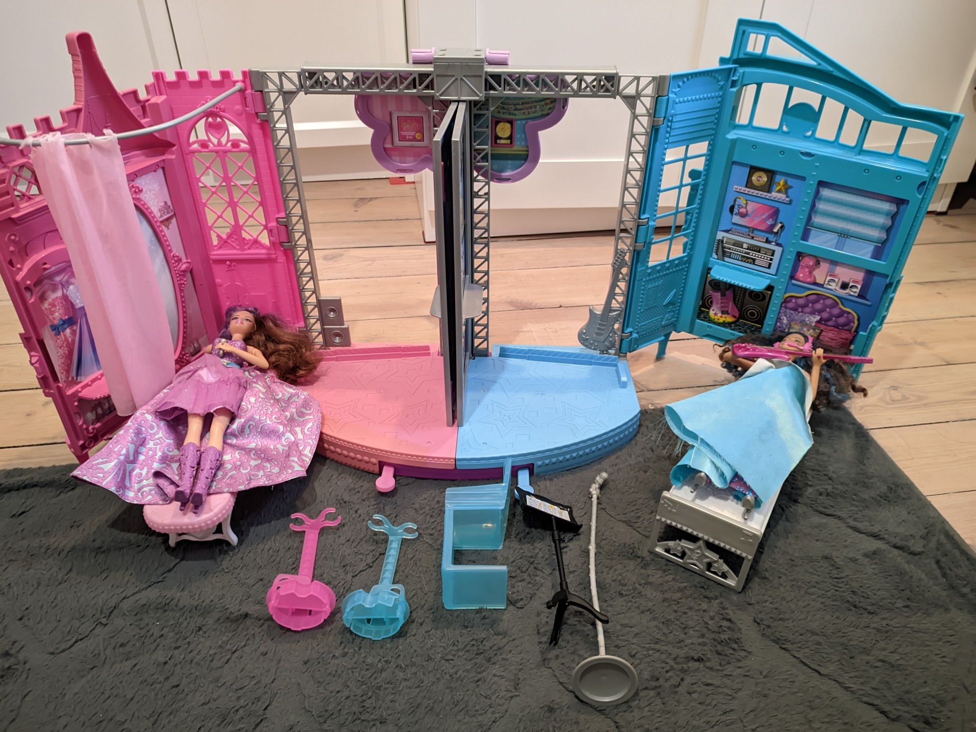 Barbie Rockowe Księżniczki scena zamek domek