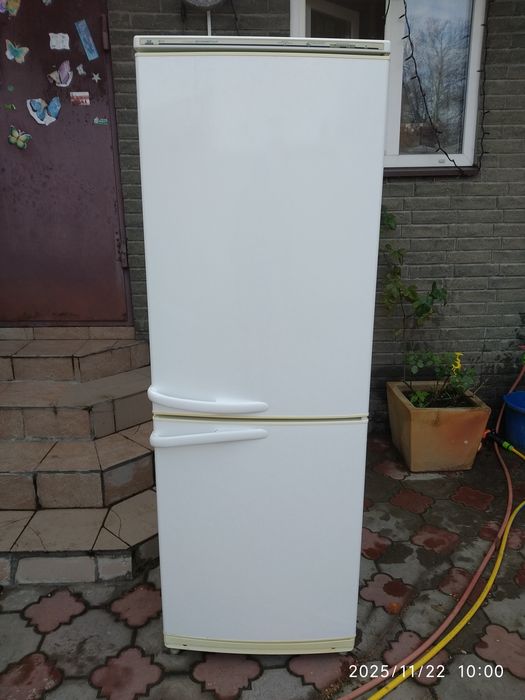 Двухкамерный холодильник в отличном рабочем состоянии!