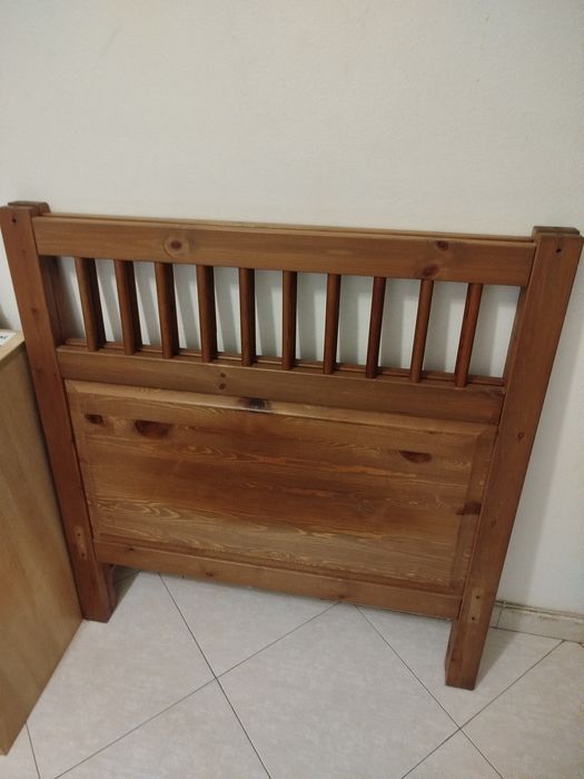 Cama de solteiro (standard) em madeira.