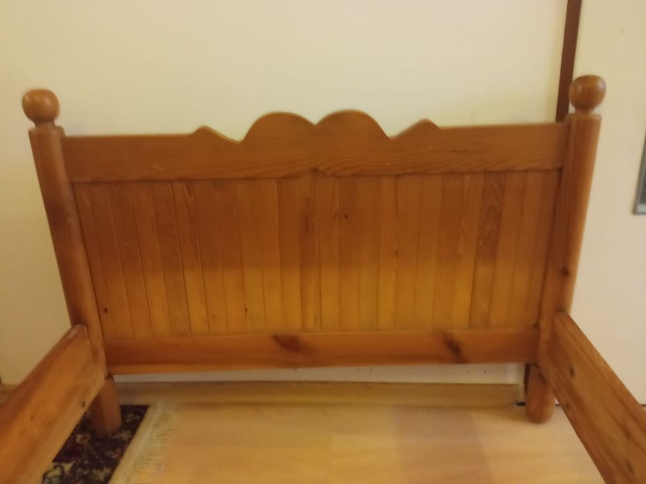 Łóżko z pełnego drewna o ciekawej formie - 2szt.