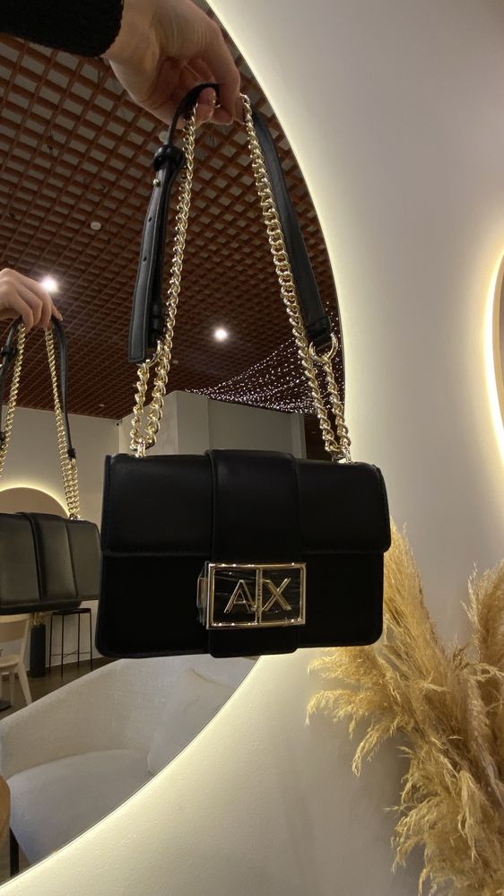 Сумочка бренду Armani Exchange в наявності чорна та коричнева