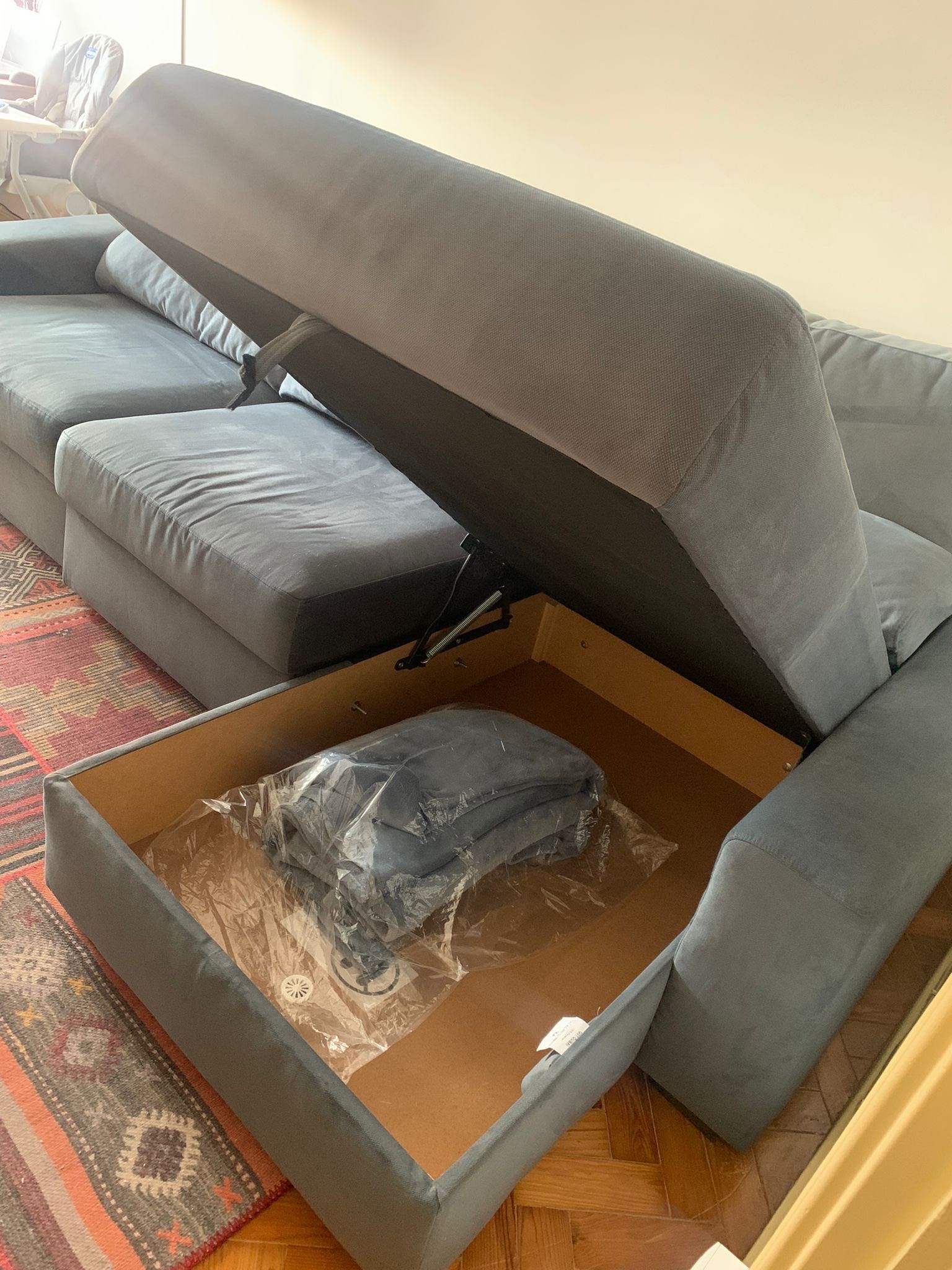 Sofá com chaise-long com 2,5 anos de utilização (já desmontado)