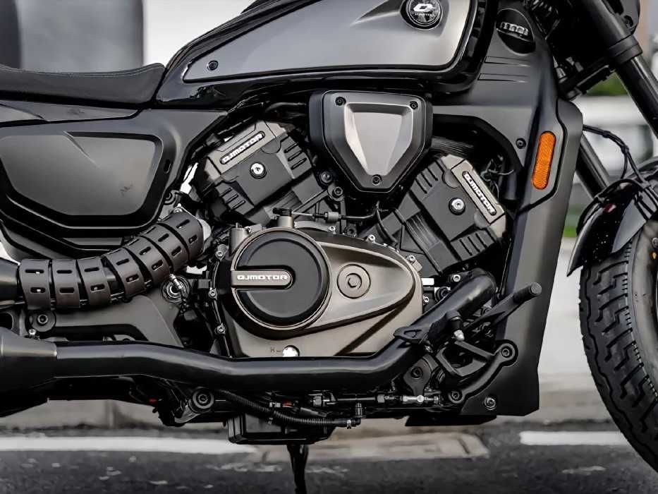 Motocykl Cruiser QJMOTOR SRV 600V z silnikiem V4