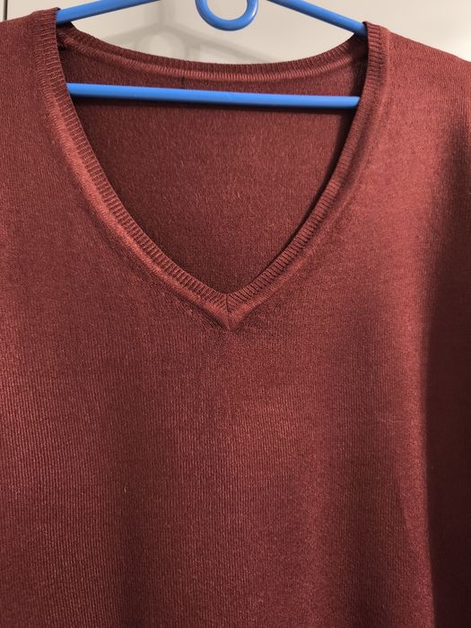 Sweter z dekoltem w literę V