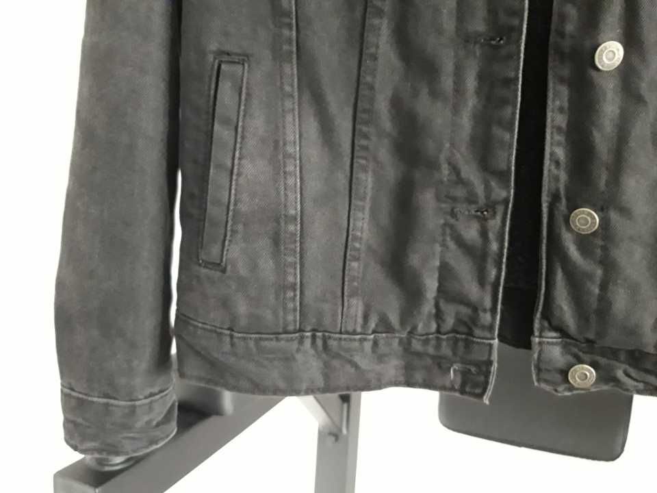 Czarna kurtka damska młodzieżowa jeans ocieplana barankiem Bershka r.S