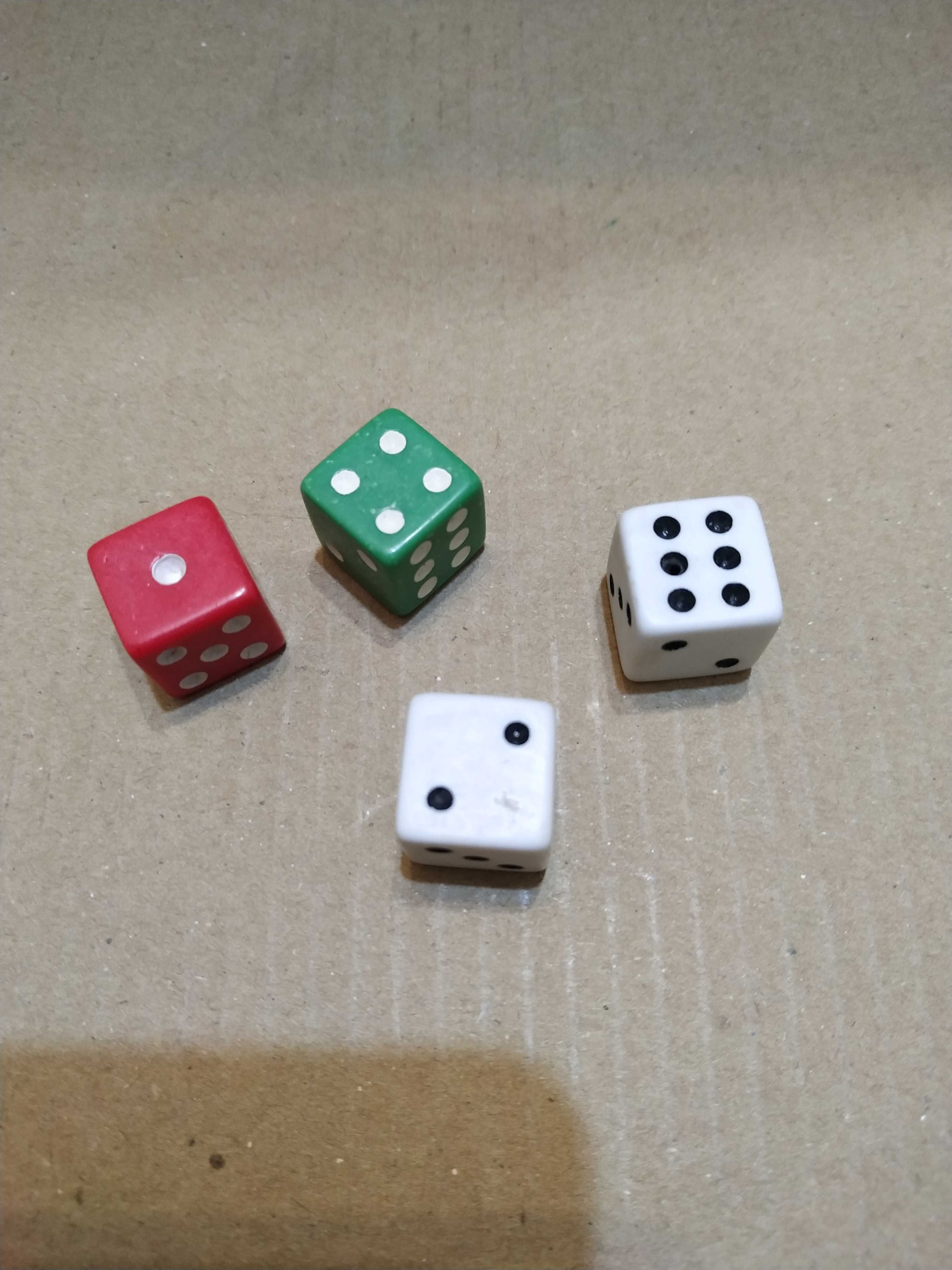 игральные кубики, кости, зары для нард и т.п.