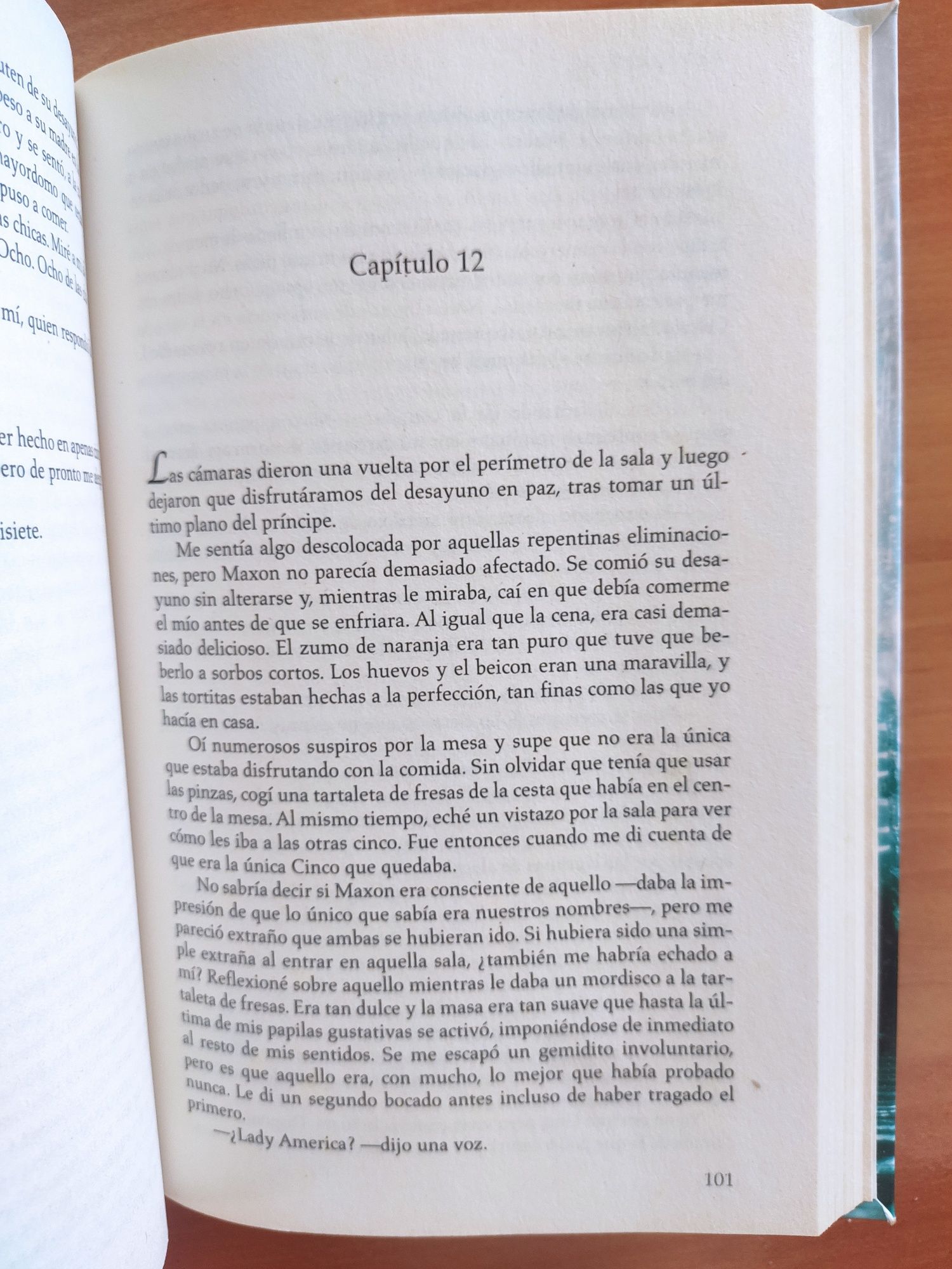 Livro "A Seleção" e "A Evolução de Calpurnia Tate" em espanhol