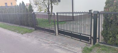 Ogrodzenie metalowe przęsła brama rozwiera słupki ogrodzeniowe złom