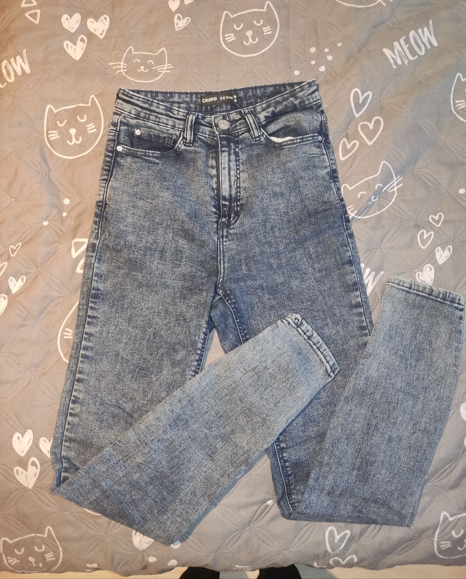 Granatowe jeansy skinny