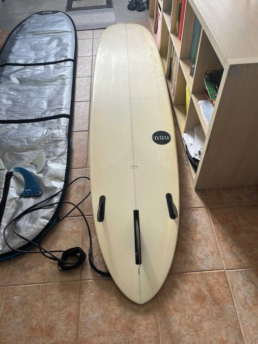 Longboard NUU KILLJOY 9.0 com saco quilhas e leash.