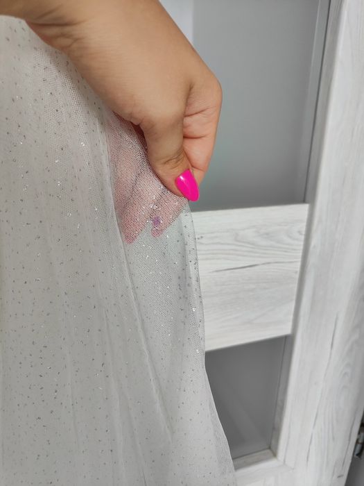 Romantyczna koronkowa suknia ślubna z dekoltem w kształcie litery V,