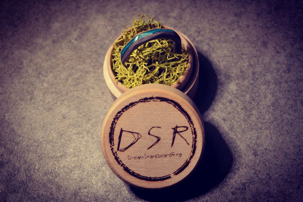 "Głębia Bałtyku" Drewniany pierścionek DreamSkateboardRing.