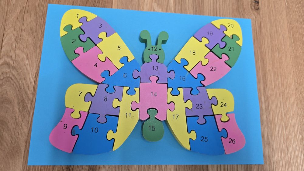Drewniane puzzle motyl z liczbami i literkami hualfabetu