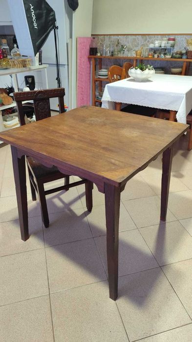 Mesa de Madeira Vintage e Cadeiras