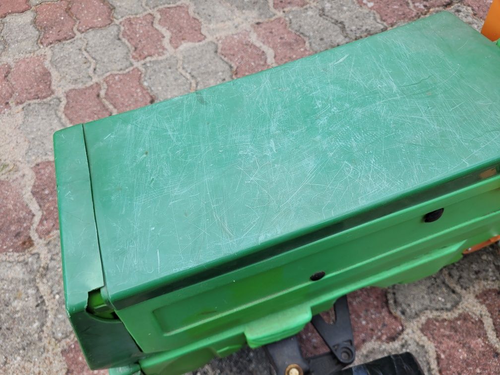 Zielony traktor na pedały zabawkowy