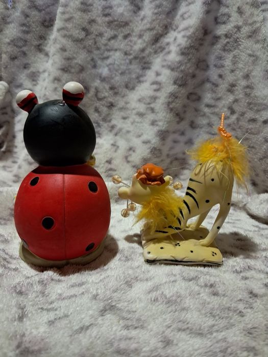 Статуэтки собачек и другие.