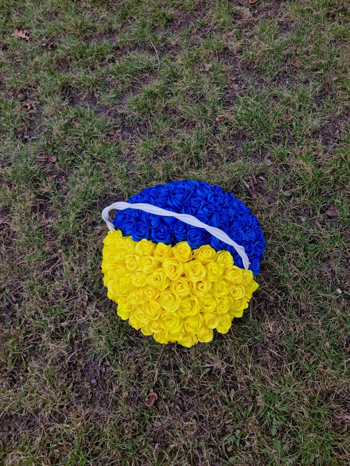 122 троянди із стрічки у плетеному кошику