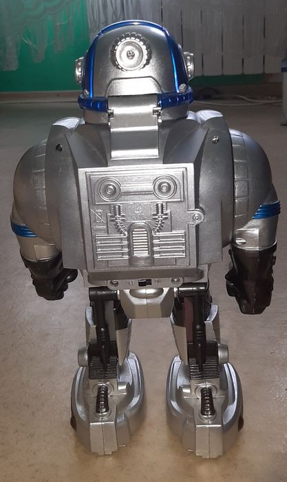 Робовоїн страж на пульті керування. Робот ходить, стріляє