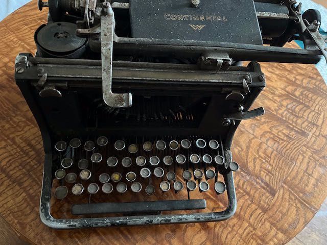 Stara zabytkowa maszyna do pisania continental