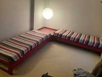 Conjunto de 2 camas e mesa cabeceira