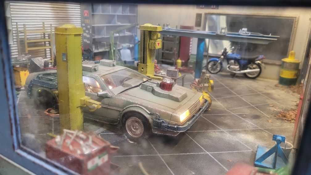 Makieta Diorama Warsztat Mechanik Garaż Ford Mustang Delorian 1:24