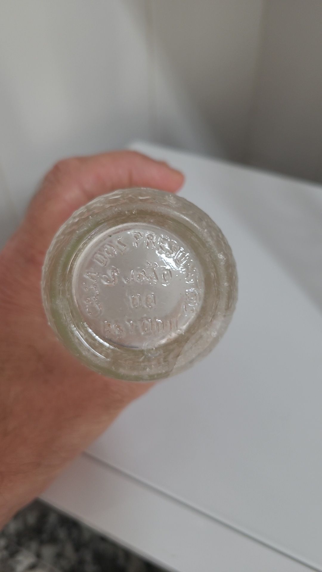 Garrafas antigas gravadas em alto relevo na base