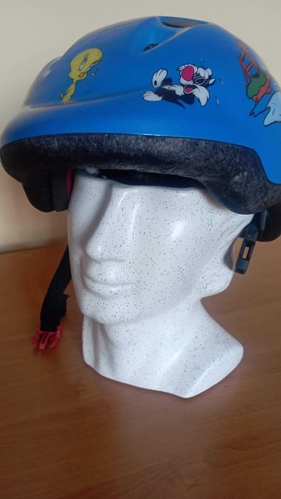 Dziecięcy kask rowerowy z postaciami z kreskówek. Regulowany