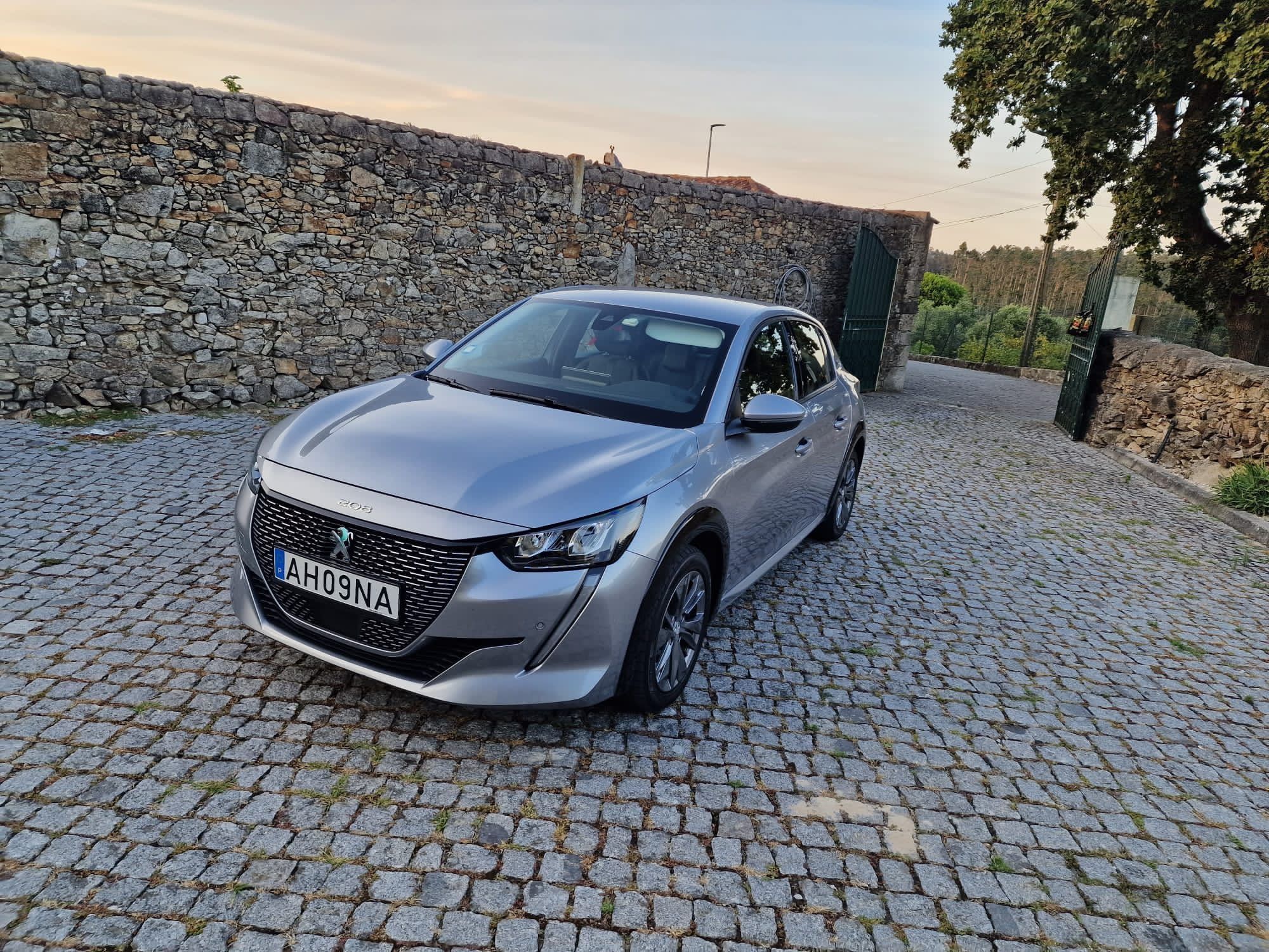 Peugeot E-208 Elétrico