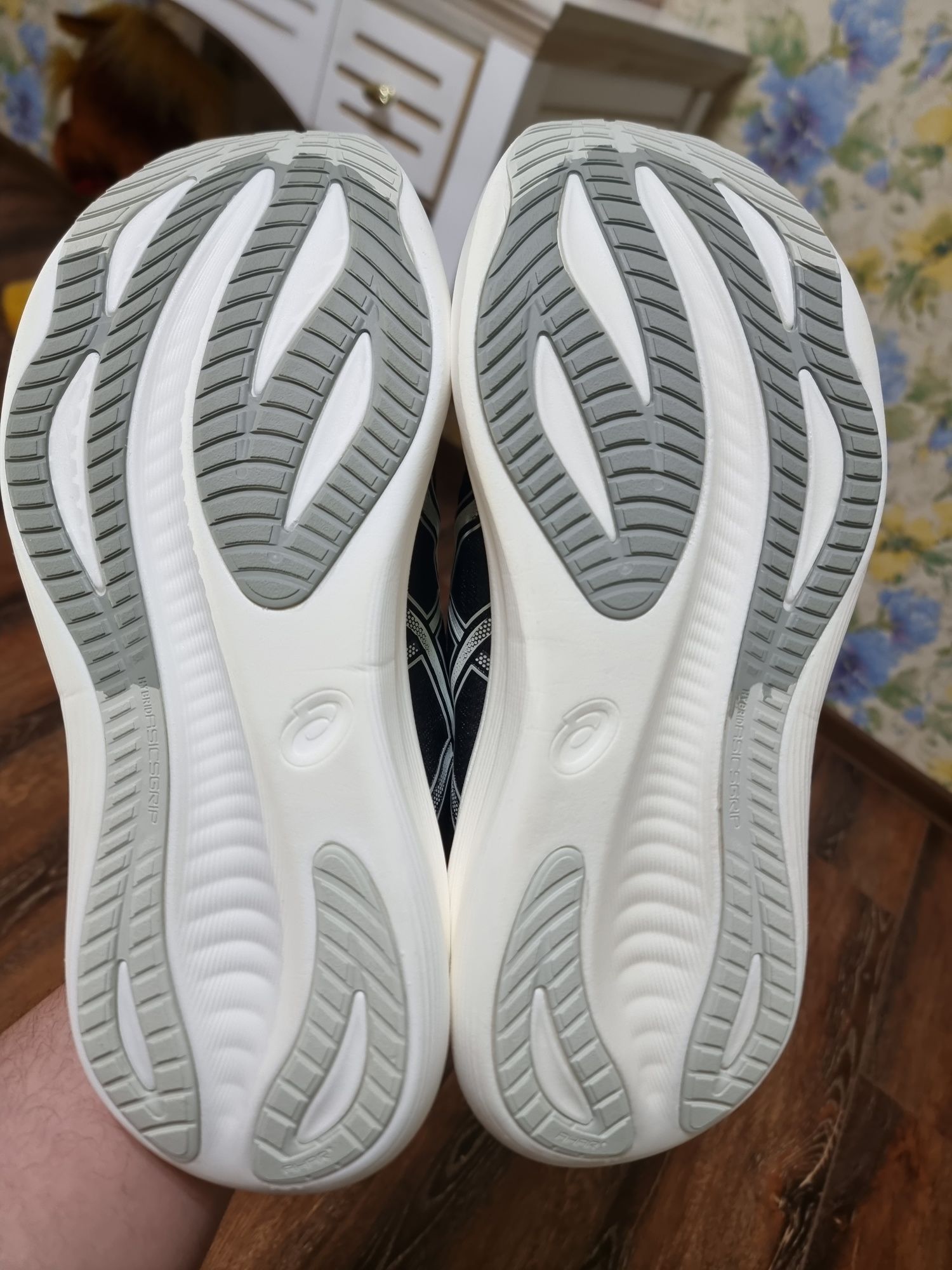Оригінал 100% чоловічі кросівки asics nimbus 27   eur 44