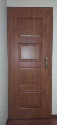 Drzwi z klamkami i ościeżnicami DRE (komplet)