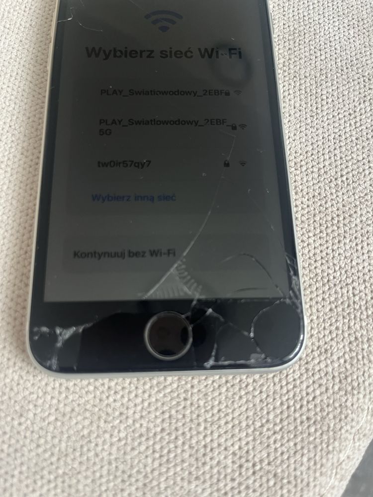 iPhone Se z uszkodzana szybka sprawny