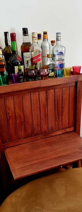 Elegante Bar com adega em madeira maciça