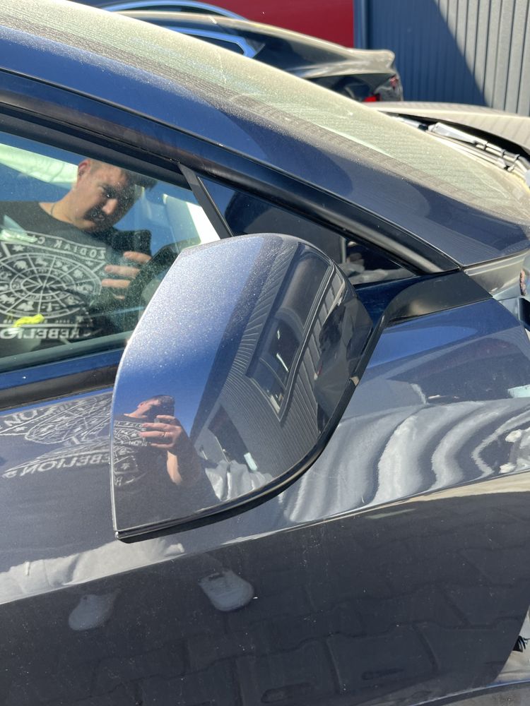 Дзеркало заднього виду на Tesla M3