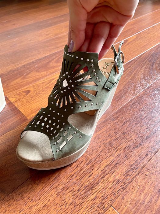 Sandálias em pele e bom estado